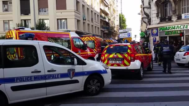 Γαλλικά αστυνομικά αυτοκίνητα και φορτηγά τους πυροσβέστες — Αρχείο Βίντεο