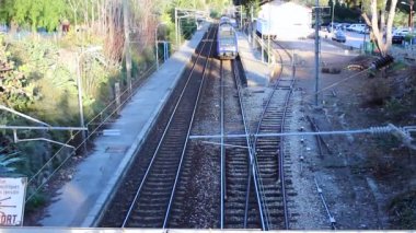 Köprünün altından geçen tren