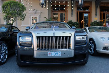 Lüks Casino önünde park etmiş Royce Phantom rulo