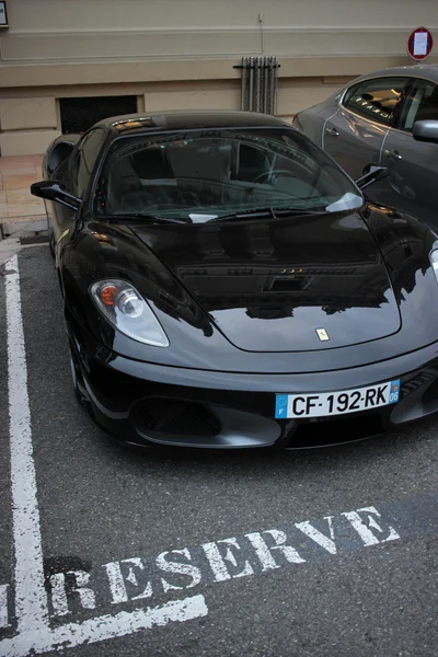 Ferrari estacionado en una plaza de aparcamiento reservada — Foto de Stock