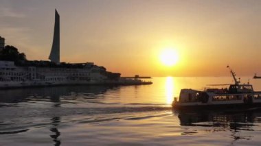 Günbatımında Karadeniz 'de yüzen teknede gün batımı
