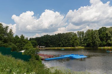 MOSCOW, RUSSIA - Haziran 06, 2020: Shibaevsky göletine bakın ve Kuzminki parkındaki insanları rahatlatın