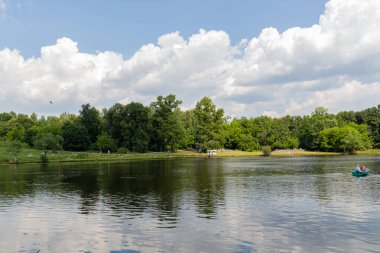 MOSCOW, RUSSIA - Haziran 06, 2020: Shibaevsky göletine bakın ve Kuzminki parkındaki insanları rahatlatın