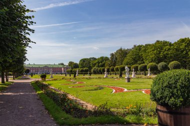 Kont Sheremetev 'in malikanesi Kuskovo Malikanesi' ndeki heykelleri olan Fransız parkının manzarası.