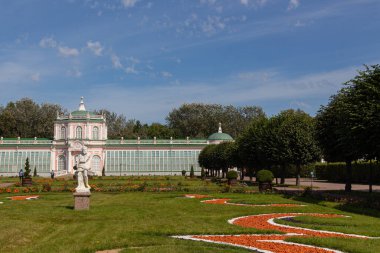 Fransız parkının manzarası. Heykeller ve Kuskovo Malikanesi 'ndeki Orangerie. Kont Sheremetev' in mülkü.