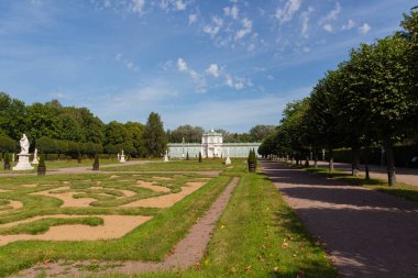 Fransız parkının manzarası. Heykeller ve Kuskovo Malikanesi 'ndeki Orangerie. Kont Sheremetev' in mülkü.