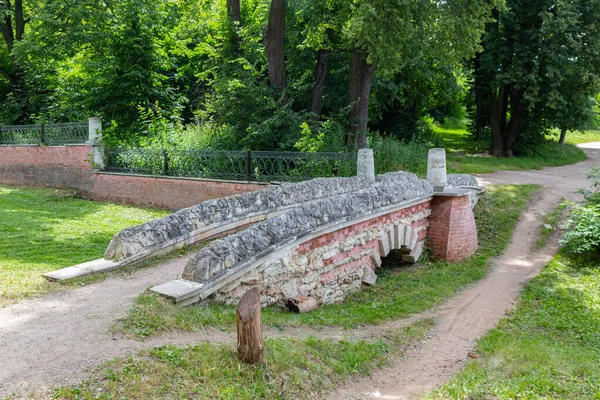 Alte Steinbrücke Park Sonnigen Sommertagen — Stockfoto