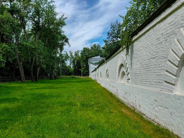 Alte Ziegelmauer Und Wiese Kuzminki Park Moskau — Stockfoto