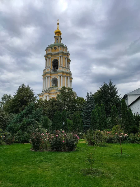 Pemandangan Taman Dan Menara Lonceng Biara Novospassky Moskow — Stok Foto