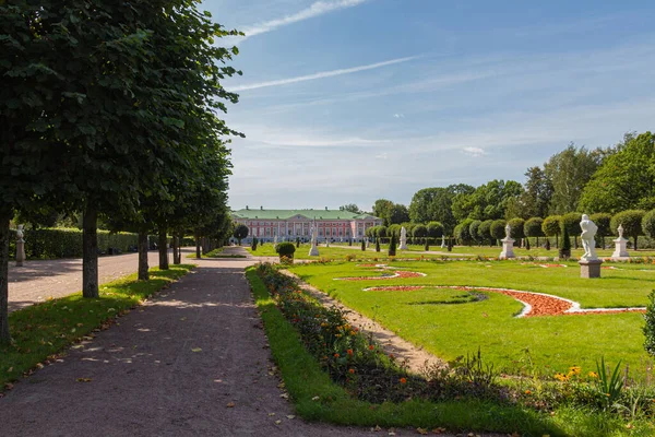 Landskap Utsikt Över Den Reguljära Franska Parken Med Statyer Och — Stockfoto