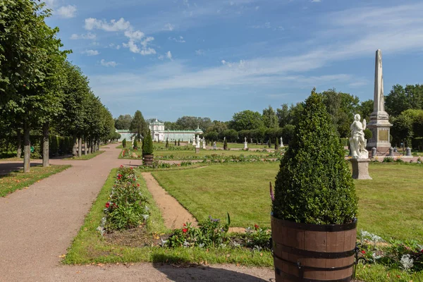 Landskap Utsikt Över Den Vanliga Franska Parken Med Statyer Och — Stockfoto