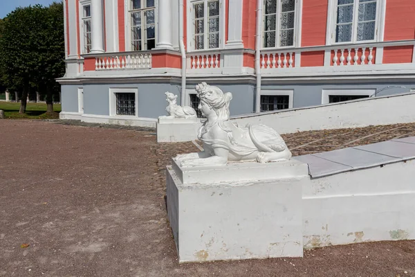 Posiadłość Kuskovo Rzeźby Sphynx Przed Pałacem Kuskovo Posiadłość Hrabiego Sheremeteva — Zdjęcie stockowe