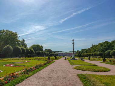 Kont Sheremetev 'in malikanesi Kuskovo Malikanesi' ndeki heykelleri olan Fransız parkının manzarası.