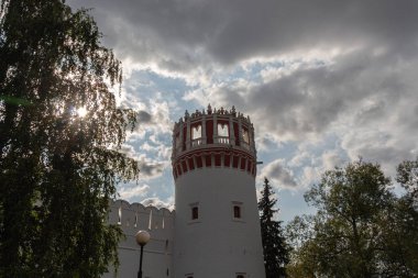 Novodevichy Manastırı 'nın duvarları ve kulesi. UNESCO Dünya Mirası Alanı