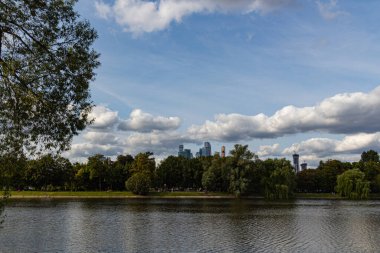 Novodevichy göleti ve Moskova şehri manzarası, Novodevichy manastırından manzara
