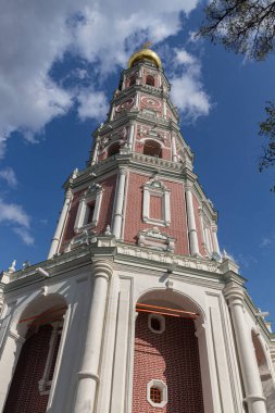 UNESCO Dünya Mirası Bölgesi Novodevichy Manastırı 'ndaki sekizgen çan kulesine bakın