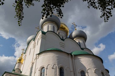 Novodevichy Manastırı 'ndaki Smolensk Katedrali' nin manzarası. UNESCO Dünya Mirası Alanı