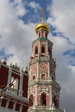 UNESCO Dünya Mirası Bölgesi Novodevichy Manastırı 'ndaki duvar kulesine ve sekizgen çan kulesine bakın