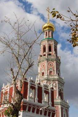 UNESCO Dünya Mirası Bölgesi Novodevichy Manastırı 'ndaki duvar kulesine ve sekizgen çan kulesine bakın