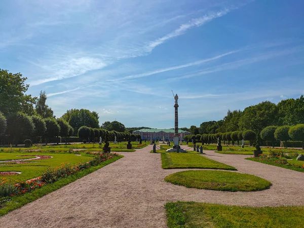 Landskap Utsikt Över Den Reguljära Franska Parken Med Statyer Och — Stockfoto