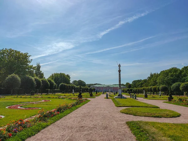 Kont Sheremetev 'in malikanesi Kuskovo Malikanesi' ndeki heykelleri olan Fransız parkının manzarası.