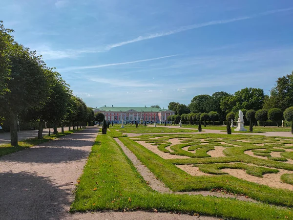 Landskap Utsikt Över Den Reguljära Franska Parken Med Statyer Och — Stockfoto