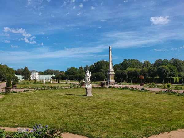 Landskap Utsikt Över Den Vanliga Franska Parken Med Statyer Och — Stockfoto