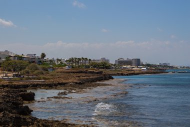 Agia Napa, Kıbrıs - 30 Haziran 2015: Protaras kıyı şeridi, Kıbrıs
