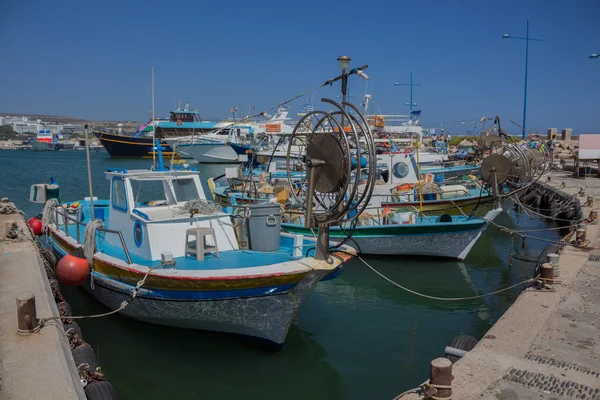 Agia Napa, Zypern - 30. Juni 2015: Ayia Napa, Zypern, Fischerboote und Yachten — Stockfoto