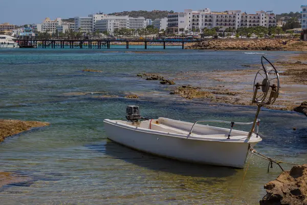 Fischerboot am Strand von Protaras, Mittelmeer, Zypern — Stockfoto