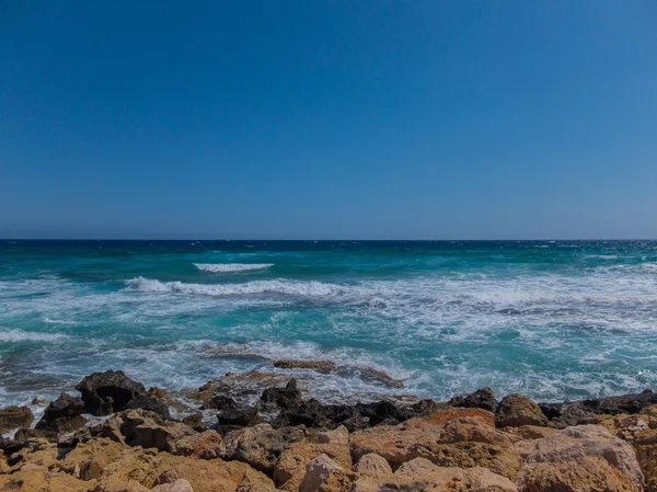 Praia ondas do mar áspero — Fotografia de Stock