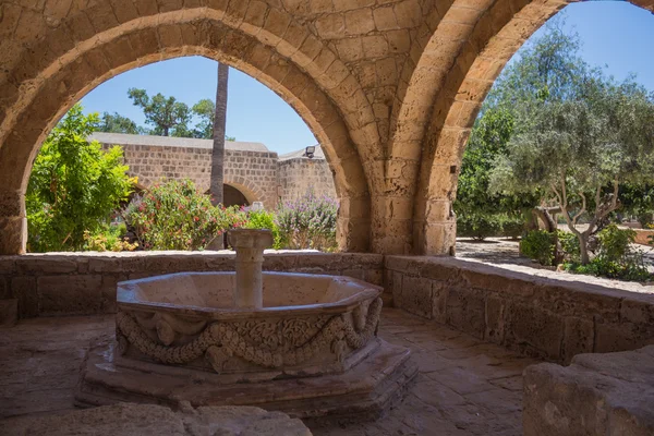 Ayia Napa Manastırı, Kıbrıs için kemer.