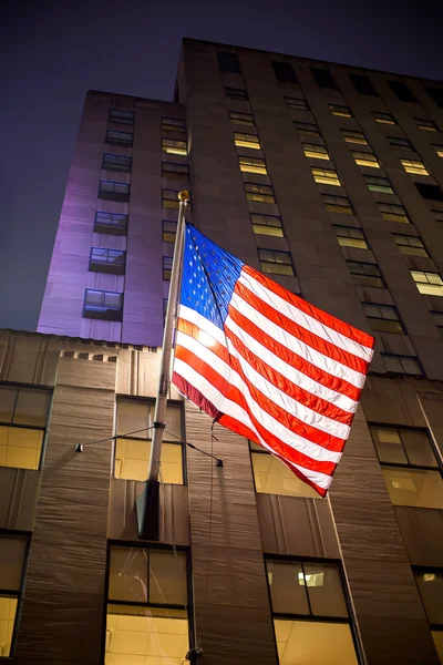 Bandera americana con rascacielos sobre fondo — Foto de Stock