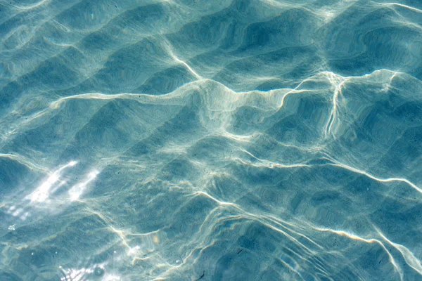 透明清澈的水，用阳光反射 — 图库照片