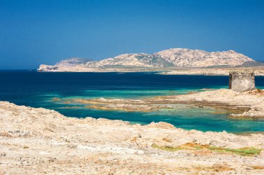 Kayaların üzerinde güzel plaj, Sardinya Adası, İtalya