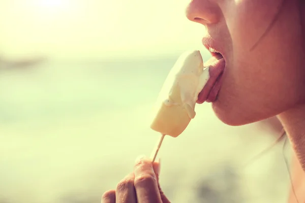 アイスクリームを食べる女性のビンテージ写真 — ストック写真