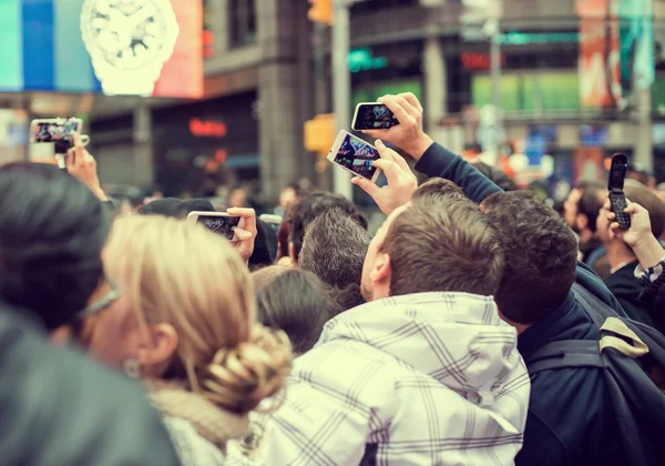 Fechar de tirar fotos com smartphones — Fotografia de Stock