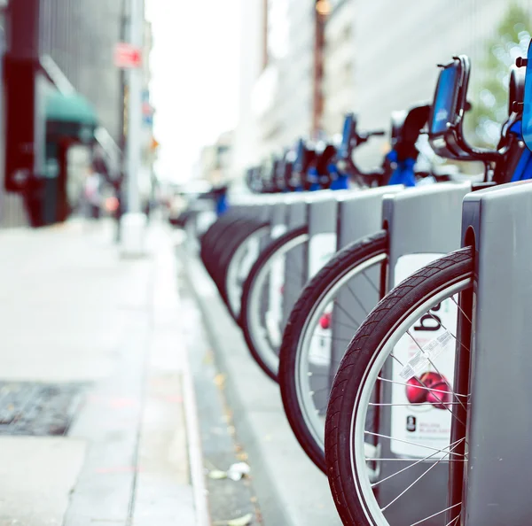 Alquiler de bicicletas azules en Nueva York . — Foto de Stock