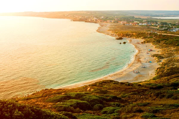 Krásný západ slunce nad mořem pobřeží Mediteranian — Stock fotografie
