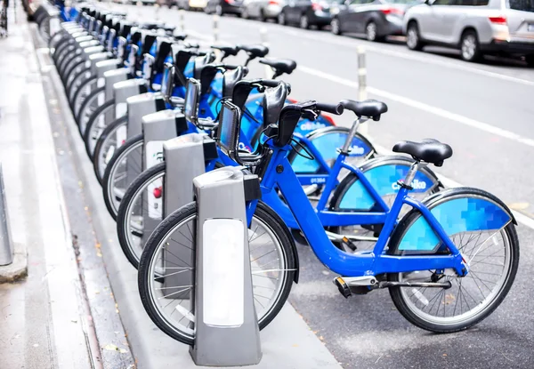 Alquiler de bicicletas azules en Nueva York . — Foto de Stock