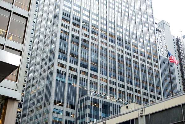 Skyskrapor stiger upp till himlen på Manhattan — Stockfoto
