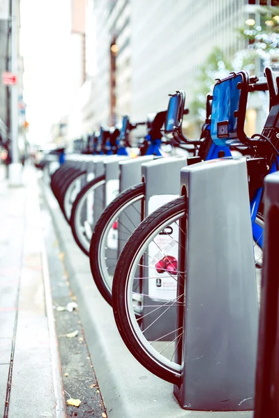 Hyra av blå cyklar i New York. — Stockfoto