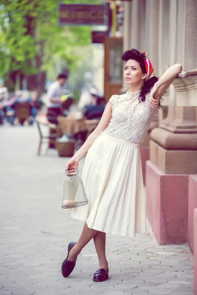 Belle femme posant dans la rue avec une boîte et un panier avec des œufs . — Photo