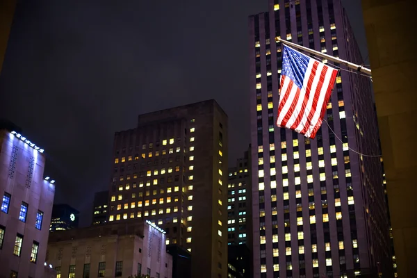 Bandeira americana com arranha-céus no fundo — Fotografia de Stock