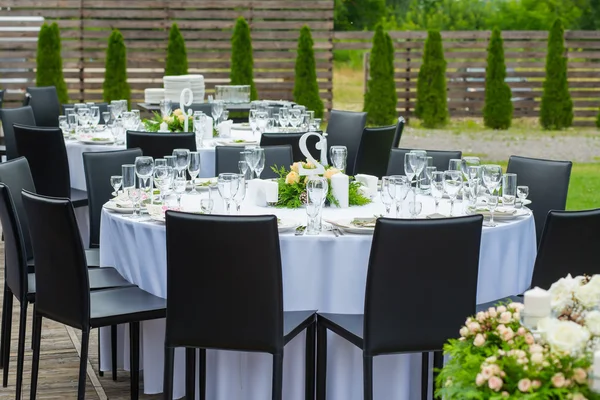 Tische im Freien bei Hochzeitsempfang — Stockfoto