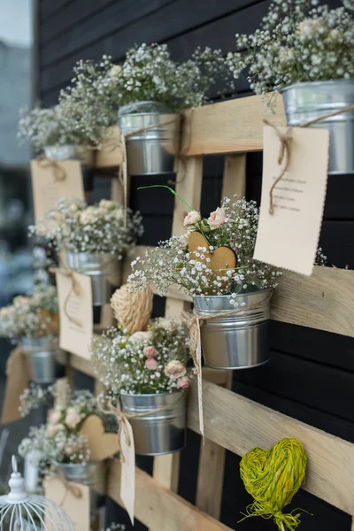 Décoration de mariage planches et pots en bois avec des fleurs sauvages — Photo