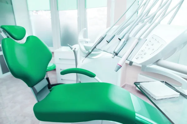 Diferentes instrumentos e ferramentas dentárias em um consultório de dentistas — Fotografia de Stock