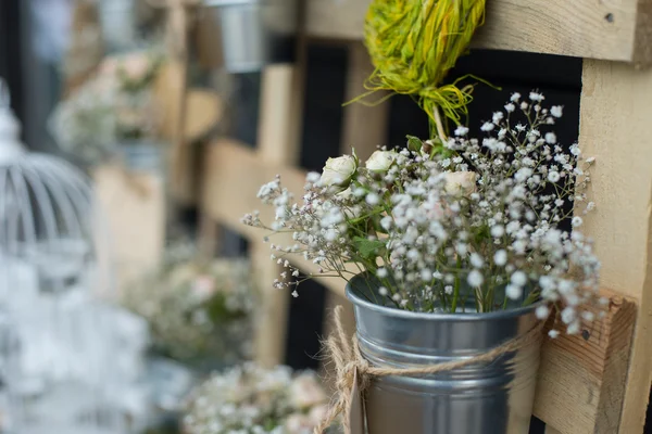 Svatební dekorace dřevěné desky a hrnce s divokými květy — Stock fotografie