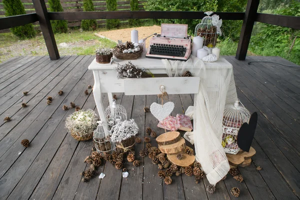 Svatební dekorace. tabulka se svíčkami a dekorativní tiskový stroj — Stock fotografie