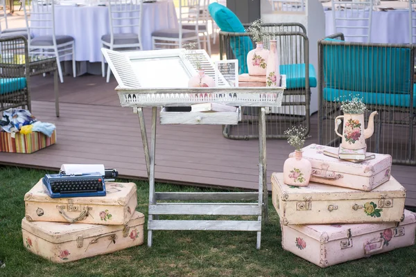 Bela mão feita decoração de casamento clássico ao ar livre — Fotografia de Stock